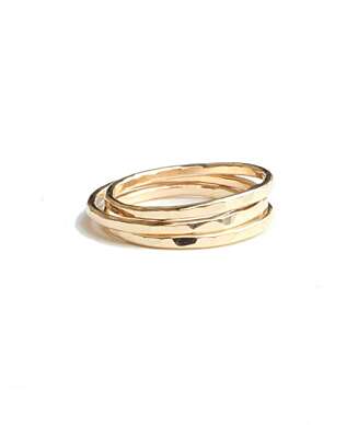 RINGER: Enkle gullringer er det perfekte tilbehøret til blondekjolen. Stacking ring fra The Hatters, kr 322 pr stk. RINGER: Enkle gullringer er det perfekte tilbehøret til blondekjolen. Stacking ring fra The Hatters, kr 322 pr stk.