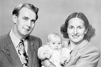 FRA FATTIGE KÅR: Alf Prøysen kom fra fattige kår, men fulgte hjertet sitt til storbyen, og endte opp med å kunne leve av det han elsket. Her er han avbildet med kona Else og datteren Elin på slutten av 40-tallet. FRA FATTIGE KÅR: Alf Prøysen kom fra fattige kår, men fulgte hjertet sitt til storbyen, og endte opp med å kunne leve av det han elsket. Her er han avbildet med kona Else og datteren Elin på slutten av 40-tallet.