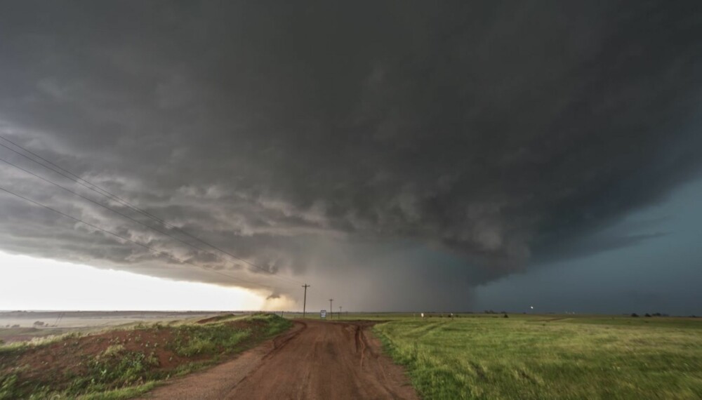 Kl.17.51: Dette bildet og de påfølgende i artikkelen viser denne gigantiske tornadoen som raserte byen El Reno i Oklahoma om ettermiddagen 31. mai 2013. Midt inne i uværet kjemper den legendariske stormjegeren Tim Samaras og to av hans medarbeidere for livet. Og taper. Kl.17.51: Dette bildet og de påfølgende i artikkelen viser denne gigantiske tornadoen som raserte byen El Reno i Oklahoma om ettermiddagen 31. mai 2013. Midt inne i uværet kjemper den legendariske stormjegeren Tim Samaras og to av hans medarbeidere for livet. Og taper.