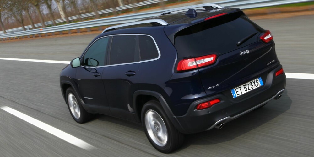 PRIS: Jeep Cherokee koster fra 499 900 kroner i Norge. Den ble lansert i juni, og importøren satser på Limited-versjonen med 2.0-liters og 170 hk 9-trinns automat til 599 900 kroner. FOTO: Jeep PRIS: Jeep Cherokee koster fra 499 900 kroner i Norge. Den ble lansert i juni, og importøren satser på Limited-versjonen med 2.0-liters og 170 hk 9-trinns automat til 599 900 kroner. FOTO: Jeep