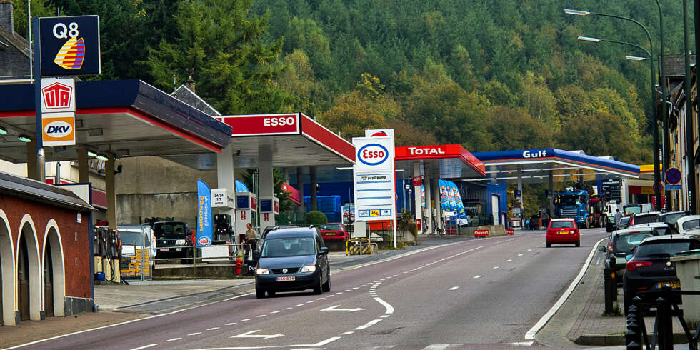 BILLIG: Luxembourg er kjent for å ha Europas billigste drivstoff. Landsbyen Martelange ligger på grensa til Belgia, og er et yndet reisemål for dem som ønsker å fylle tanken. BILLIG: Luxembourg er kjent for å ha Europas billigste drivstoff. Landsbyen Martelange ligger på grensa til Belgia, og er et yndet reisemål for dem som ønsker å fylle tanken.