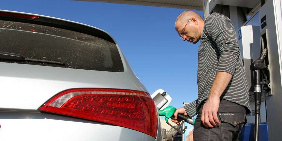 PÅ RANDEN AV SØL: Tanken fylles til randen fylles tanken helt til randen, og vi bruker mye tid på å forsikre seg om at bilen blir fylt på samme måte hver gang. FOTO: Terje Bjørnsen PÅ RANDEN AV SØL: Tanken fylles til randen fylles tanken helt til randen, og vi bruker mye tid på å forsikre seg om at bilen blir fylt på samme måte hver gang. FOTO: Terje Bjørnsen