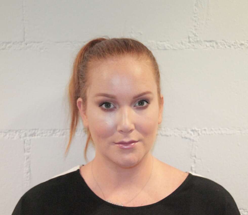 FEIL PLASSERING: En highlighter som ikke ligger der den skal, vil kunne se ut som svette - spesielt under blits-fotografering. FEIL PLASSERING: En highlighter som ikke ligger der den skal, vil kunne se ut som svette - spesielt under blits-fotografering.