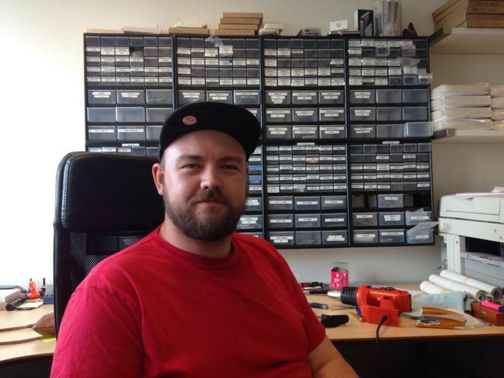 FIKSER: En liten torx og en liten stjerneskrutrekker er egentlig det du trenger. Det behøves ikke noe kalibreringsutstyr for å skifte skjerm, sier Robert Kolås i Applespesialisten. FIKSER: En liten torx og en liten stjerneskrutrekker er egentlig det du trenger. Det behøves ikke noe kalibreringsutstyr for å skifte skjerm, sier Robert Kolås i Applespesialisten.