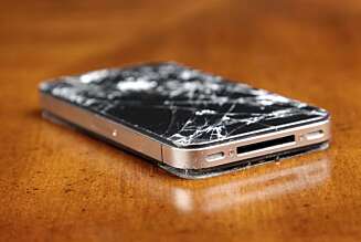 VANLIG: Knust skjerm er den aller vanligste skaden folk opplever å få på sin iPhone. VANLIG: Knust skjerm er den aller vanligste skaden folk opplever å få på sin iPhone.