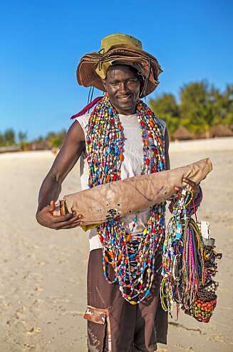 MANGE SMIL: Oppfinnsomheten og vennligheten er stor blant Zanzibars strandselgere. MANGE SMIL: Oppfinnsomheten og vennligheten er stor blant Zanzibars strandselgere.