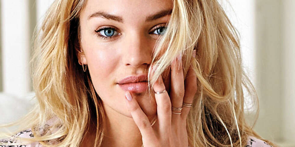 MANGE RINGER: Victoria's Secret-modellen Candice Swanepoel er en av kjendisene som bruker mange, tynne gullringer på samme hånd - både i jobbsammenheng og privat. MANGE RINGER: Victoria's Secret-modellen Candice Swanepoel er en av kjendisene som bruker mange, tynne gullringer på samme hånd - både i jobbsammenheng og privat.