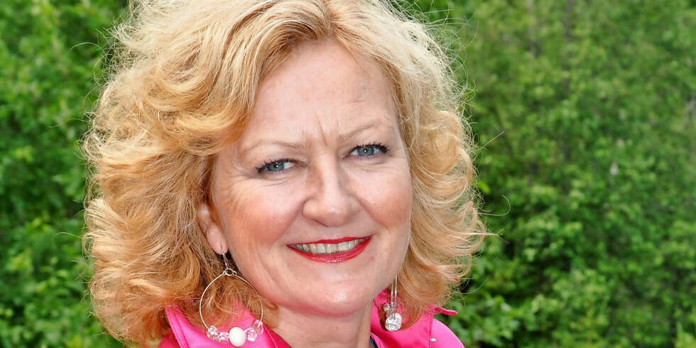 KRYSTALLSYKE: - Jeg våknet opp en morgen, og så ikke forskjell på gulv og tak. Det resulterte i en sykmelding, forteller Trude Teige. KRYSTALLSYKE: - Jeg våknet opp en morgen, og så ikke forskjell på gulv og tak. Det resulterte i en sykmelding, forteller Trude Teige.