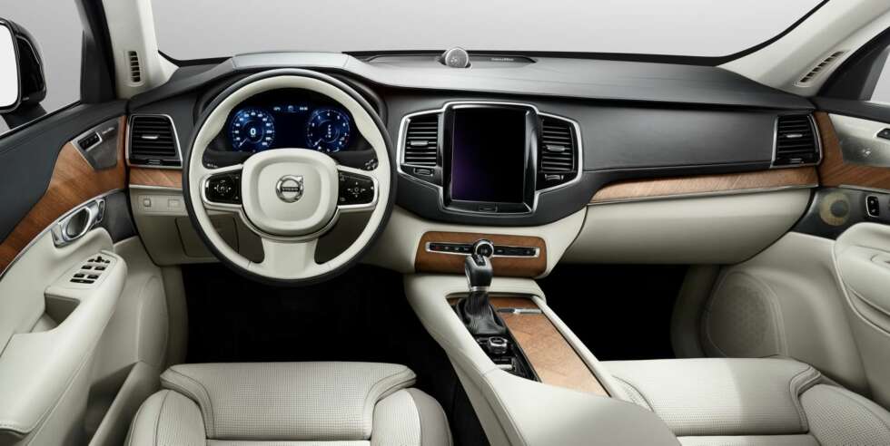 FÆRRE TASTER: Dagens Volvo-modeller har veldig mange taster, knapper og brytere. XC90 har i stedet en stor, integrert berøringsskjerm i iPad-stil. FOTO: Volvo FÆRRE TASTER: Dagens Volvo-modeller har veldig mange taster, knapper og brytere. XC90 har i stedet en stor, integrert berøringsskjerm i iPad-stil. FOTO: Volvo