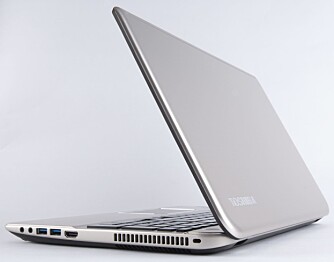 PEN: Bruken av lyse flater i børstet aluminium gjør Toshiba Satellite P50t-B-10K til en pen PC. PEN: Bruken av lyse flater i børstet aluminium gjør Toshiba Satellite P50t-B-10K til en pen PC.