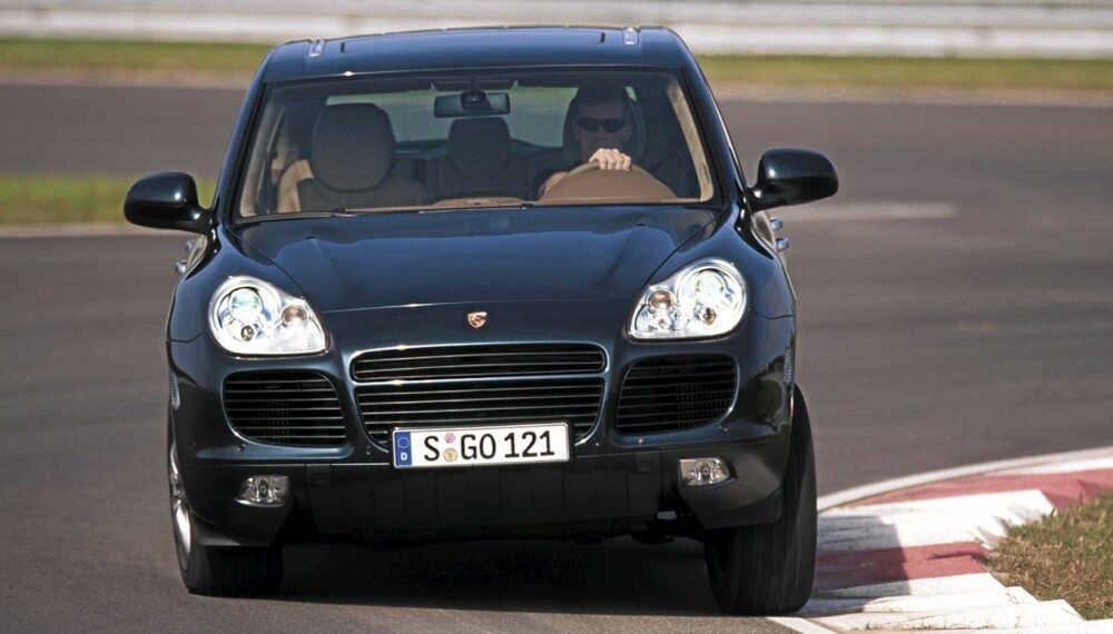 TURBO: Mer 450 hk og glimrende SUV-egenskaper er Porsche Cayenne Turbo en spesiell opplevelse. TURBO: Mer 450 hk og glimrende SUV-egenskaper er Porsche Cayenne Turbo en spesiell opplevelse.