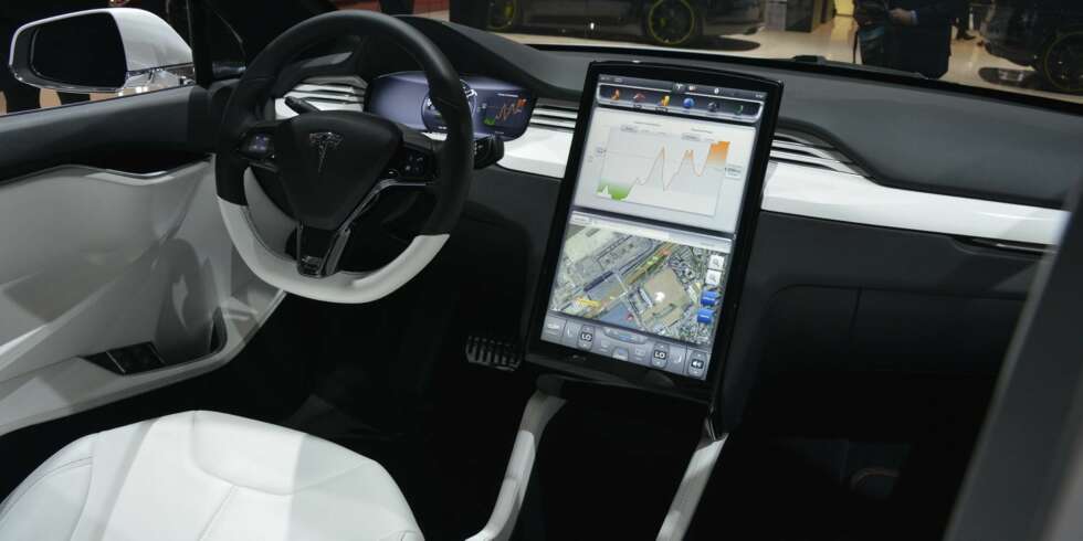 VELFUNGERENDE: Den store betjeningsskjermen er kjent fra Model S, og den vil man også finne i Model X. VELFUNGERENDE: Den store betjeningsskjermen er kjent fra Model S, og den vil man også finne i Model X.