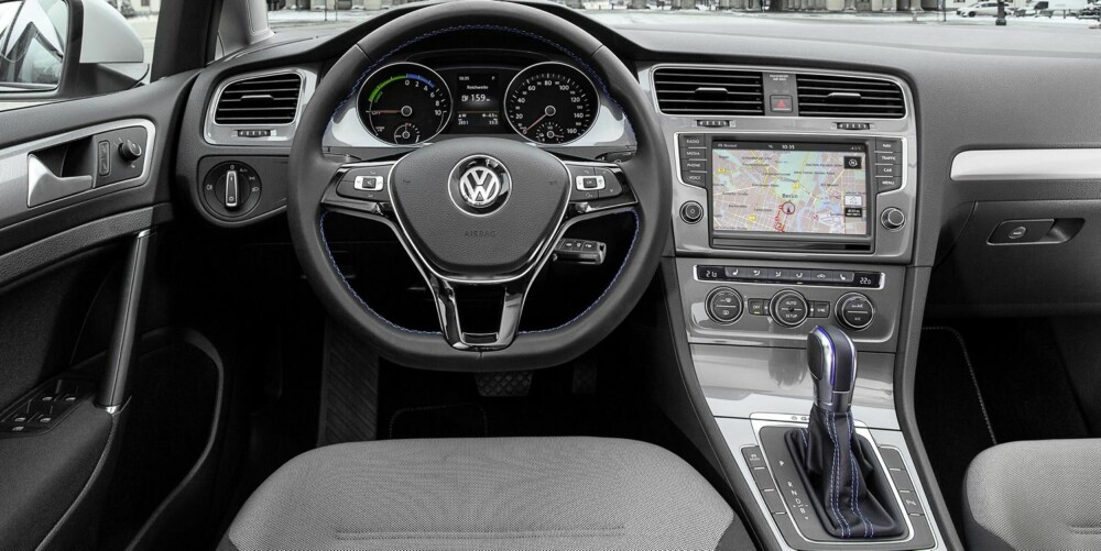 ELEKTRISK GOLF: E-Golf kommer med utstyr som City-nødbrems, adaptiv cruise control, Pre-crash kollisjonsbeskyttelse og multikollisjonsbrems. Oppvarmet frontrute, automatisk klimakontroll, skinnratt og spesielle aluminiumsfelger er en del av standardutstyret. FOTO: VW ELEKTRISK GOLF: E-Golf kommer med utstyr som City-nødbrems, adaptiv cruise control, Pre-crash kollisjonsbeskyttelse og multikollisjonsbrems. Oppvarmet frontrute, automatisk klimakontroll, skinnratt og spesielle aluminiumsfelger er en del av standardutstyret. FOTO: VW