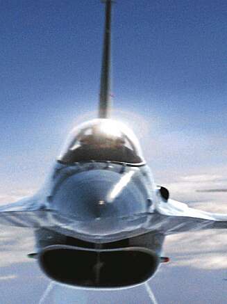 F-16 SNEIER FORBI: De fikk seg en støkk de to pilotene om bord i Partnair-flyet da et F-16 jagerfly suste forbi farlig nær. Bare få øyeblikk senere havarerte passasjerflyet. F-16 SNEIER FORBI: De fikk seg en støkk de to pilotene om bord i Partnair-flyet da et F-16 jagerfly suste forbi farlig nær. Bare få øyeblikk senere havarerte passasjerflyet.