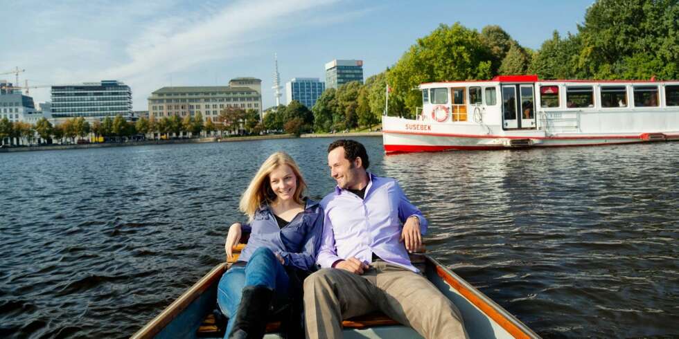 TA DIN ÅRE FATT: I sentrum av Hamburg danner elven Alster to kunstige innsjøer. Her kan du nyte en båttur, eller slappe av i en av parkene rundt vannet. (Foto: R. Hegeler/www.mediaserver.hamburg.de) TA DIN ÅRE FATT: I sentrum av Hamburg danner elven Alster to kunstige innsjøer. Her kan du nyte en båttur, eller slappe av i en av parkene rundt vannet. (Foto: R. Hegeler/www.mediaserver.hamburg.de)