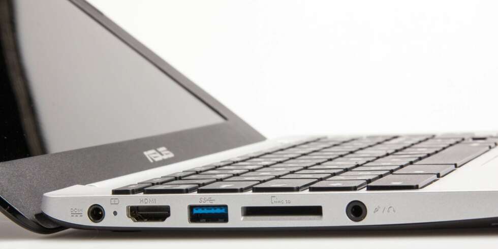 CHROMEBOOK: Det er både HDMI-utgang og USB 3.0, og under panseret er det til og med trådløst AC-nettverk. Ikke verst til under 2500 kroner. CHROMEBOOK: Det er både HDMI-utgang og USB 3.0, og under panseret er det til og med trådløst AC-nettverk. Ikke verst til under 2500 kroner.