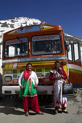 De to kvinnene kom med buss fra Delhi til Rohtang Pass for å oppleve en helg med moro i snøen. De to kvinnene kom med buss fra Delhi til Rohtang Pass for å oppleve en helg med moro i snøen.