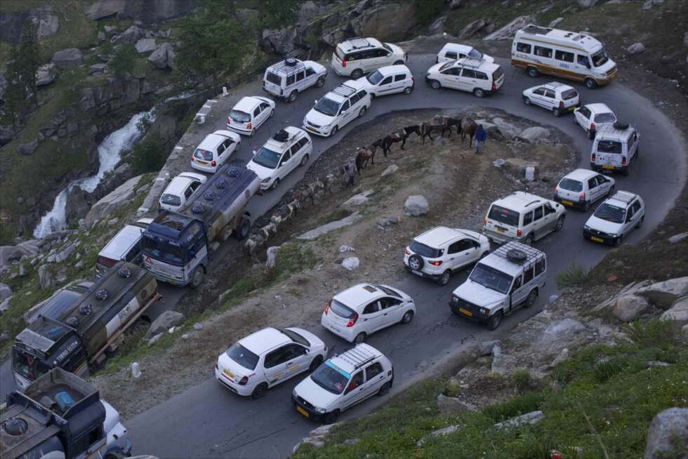 Du skal ha tungen rett i munnen når du møter trafikk på Himalaya Highway. Du skal ha tungen rett i munnen når du møter trafikk på Himalaya Highway.
