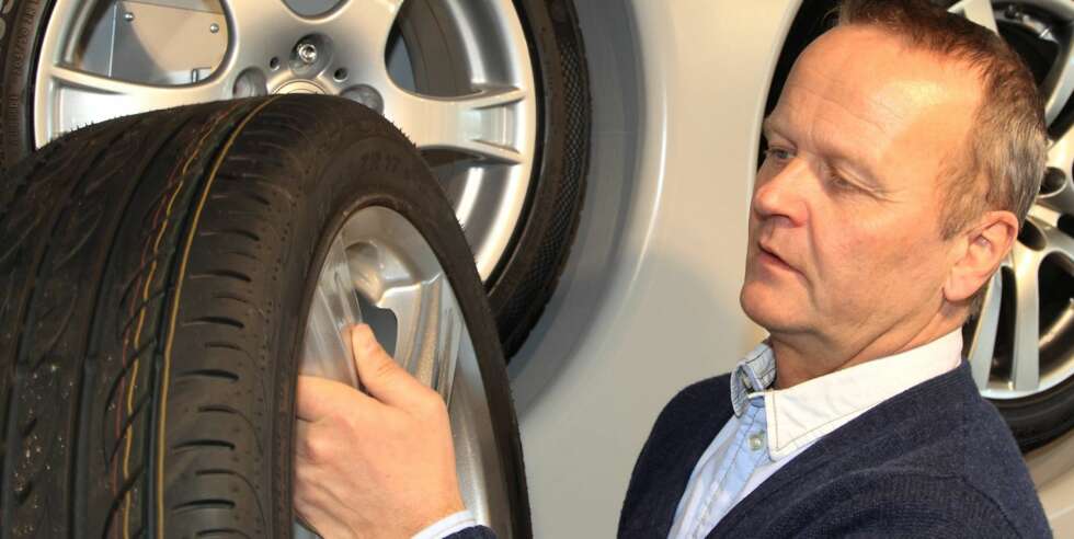 DEKKEKSPERT: Rune Korsvoll fra NAF-bladet Motor. DEKKEKSPERT: Rune Korsvoll fra NAF-bladet Motor.