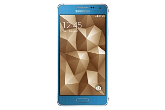 KOMPAKT: Galaxy Alpha kommer i flere farger, for eksempel blå, og er mindre og mer kompakt enn iPhone 6 til tross for like stor skjerm. KOMPAKT: Galaxy Alpha kommer i flere farger, for eksempel blå, og er mindre og mer kompakt enn iPhone 6 til tross for like stor skjerm.