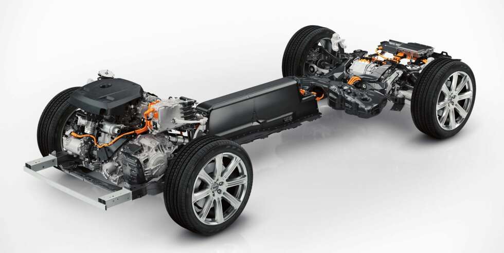 HYBRID: Volvos svar på framtidige utslippskrav er et ladbart hybridsystem. I XC90 har systemet til sammen 400 hk og skal ha ytelser som kan konkurrere med en V8-motor. Ikke bli overrasket om det kommer hybridutgaver med lavere effekt seinere. FOTO: Volvo HYBRID: Volvos svar på framtidige utslippskrav er et ladbart hybridsystem. I XC90 har systemet til sammen 400 hk og skal ha ytelser som kan konkurrere med en V8-motor. Ikke bli overrasket om det kommer hybridutgaver med lavere effekt seinere. FOTO: Volvo