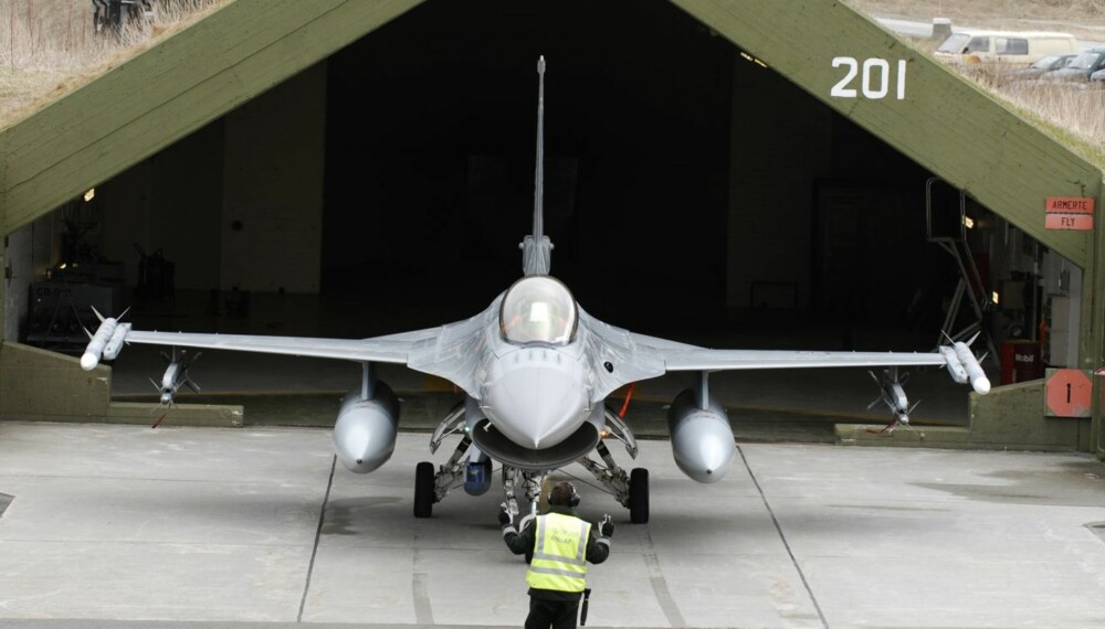 Det er funnet sprekker i skroget under cockpit på mange av de norske F-16-kampflyene. Mange av flyene er satt på bakken, mens andre får lov til å fly etter at det er gjort midlertidige sikkerhetstiltak. Forsvaret vil ikke opplyse hvor mange norske F-16 som er berørt. Det er funnet sprekker i skroget under cockpit på mange av de norske F-16-kampflyene. Mange av flyene er satt på bakken, mens andre får lov til å fly etter at det er gjort midlertidige sikkerhetstiltak. Forsvaret vil ikke opplyse hvor mange norske F-16 som er berørt.