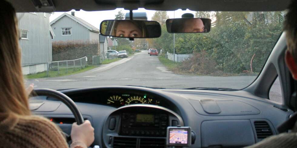 ØVELSESKJØRING: Det stilles ikke bare stilles det krav til deg som skal øvelseskjøre, men det stilles også en rekke krav både til ledsager og til bilen som skal benyttes. ØVELSESKJØRING: Det stilles ikke bare stilles det krav til deg som skal øvelseskjøre, men det stilles også en rekke krav både til ledsager og til bilen som skal benyttes.