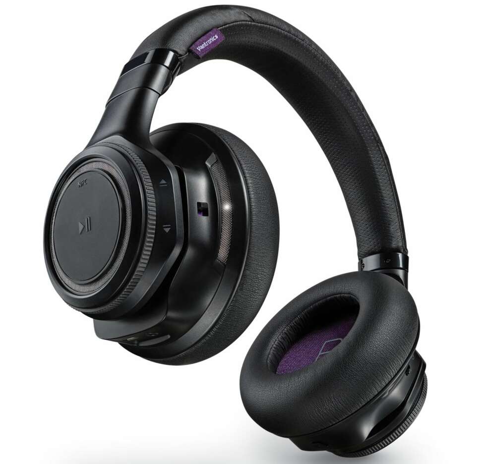 MASKULINT: Hodesettet BackBeat Pro fra Plantronics er i sort utførelse og er relativt stort og tungt. Det gir det hele et maskulint preg og om våre fordommer slår til er det nok ikke så veldig mange jenter som faller for dette hodesettet. MASKULINT: Hodesettet BackBeat Pro fra Plantronics er i sort utførelse og er relativt stort og tungt. Det gir det hele et maskulint preg og om våre fordommer slår til er det nok ikke så veldig mange jenter som faller for dette hodesettet.