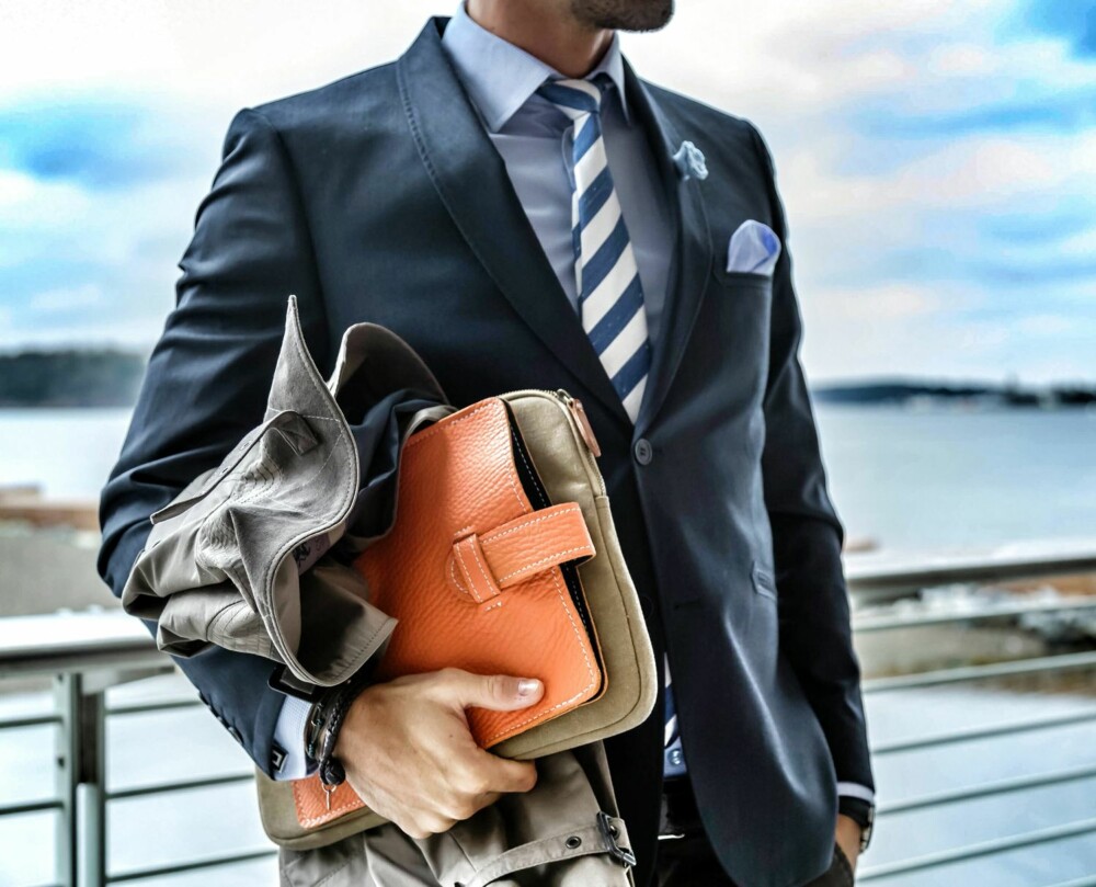DETALJER: En close up på hvordan man styler en dressjakke brukt som blazer. DETALJER: En close up på hvordan man styler en dressjakke brukt som blazer.