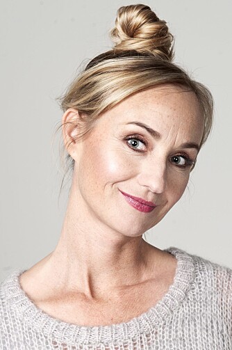 TIDSRIKTIG FRISYRE: Anne Cathrine har fått en knute på toppen, som både er avslappende og tidsriktig. TIDSRIKTIG FRISYRE: Anne Cathrine har fått en knute på toppen, som både er avslappende og tidsriktig.