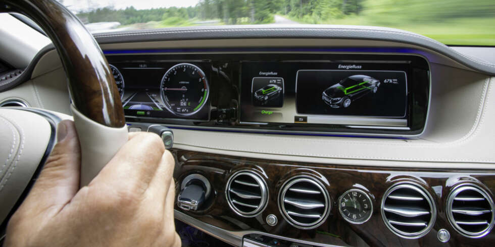 MERKES: Det er lett å savne en V6-er eller en V8-er, men den firesylindrede motoren i kombinasjon med elmotor fungerer overraskende bra. FOTO: Daimler AG MERKES: Det er lett å savne en V6-er eller en V8-er, men den firesylindrede motoren i kombinasjon med elmotor fungerer overraskende bra. FOTO: Daimler AG
