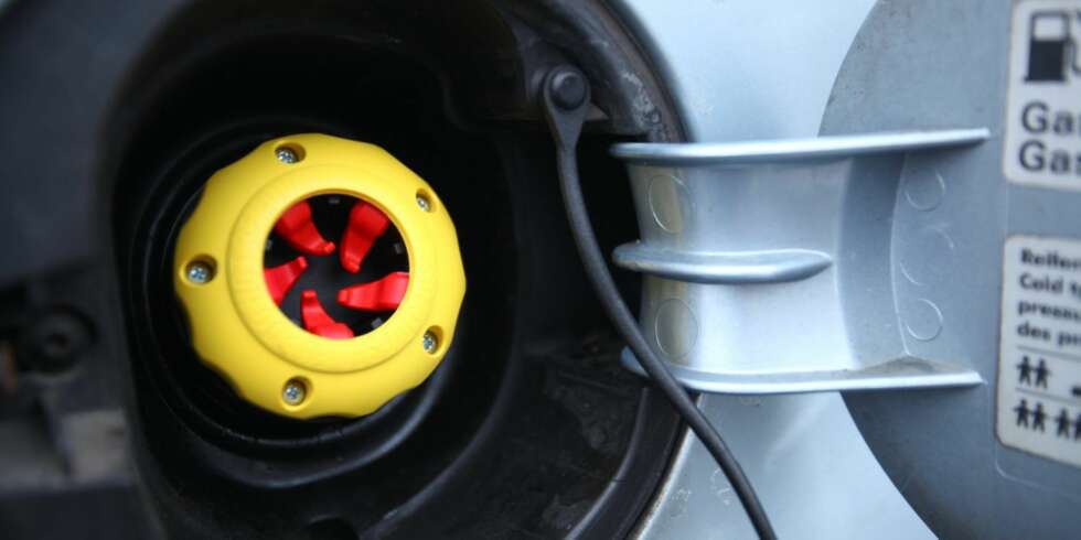 SOLO: Solo Diesel settes på plass der det originale lokket stod. Den lille snora som holder lokker må imidlertid bort, om du ikke vil ha et ekstra lokk dinglende. FOTO: Terje Haugen SOLO: Solo Diesel settes på plass der det originale lokket stod. Den lille snora som holder lokker må imidlertid bort, om du ikke vil ha et ekstra lokk dinglende. FOTO: Terje Haugen