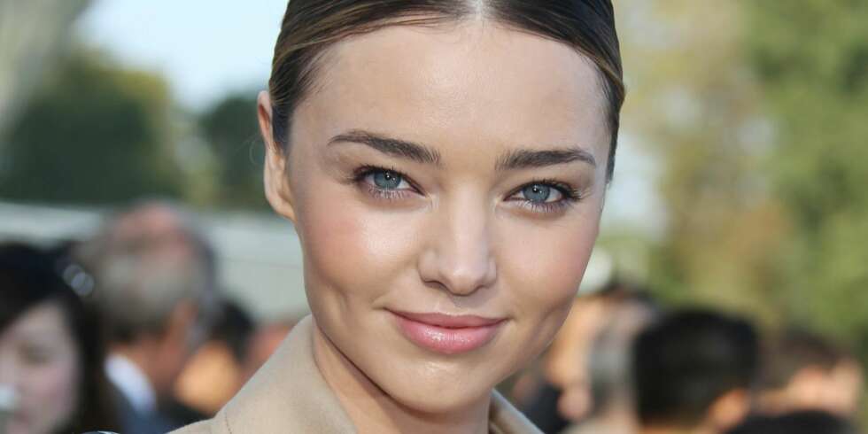 SUPERMODELLENS MÅ-HA: Miranda Kerr har uttalt at hun bruker nypefrøolje på huden hver kveld før hun legger seg. Hun bruker også kokosolje til "alt", både i matlaging og i skjønnhetsrutinen. Kanskje det er hemmeligheten bak hennes fine hud? SUPERMODELLENS MÅ-HA: Miranda Kerr har uttalt at hun bruker nypefrøolje på huden hver kveld før hun legger seg. Hun bruker også kokosolje til "alt", både i matlaging og i skjønnhetsrutinen. Kanskje det er hemmeligheten bak hennes fine hud?