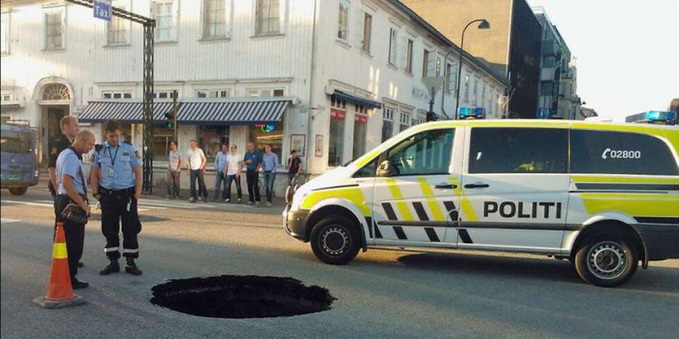 I sommer dukket det plutselig opp et to meter bredt hull midt i en av Kristiansands travleste gater. I sommer dukket det plutselig opp et to meter bredt hull midt i en av Kristiansands travleste gater.