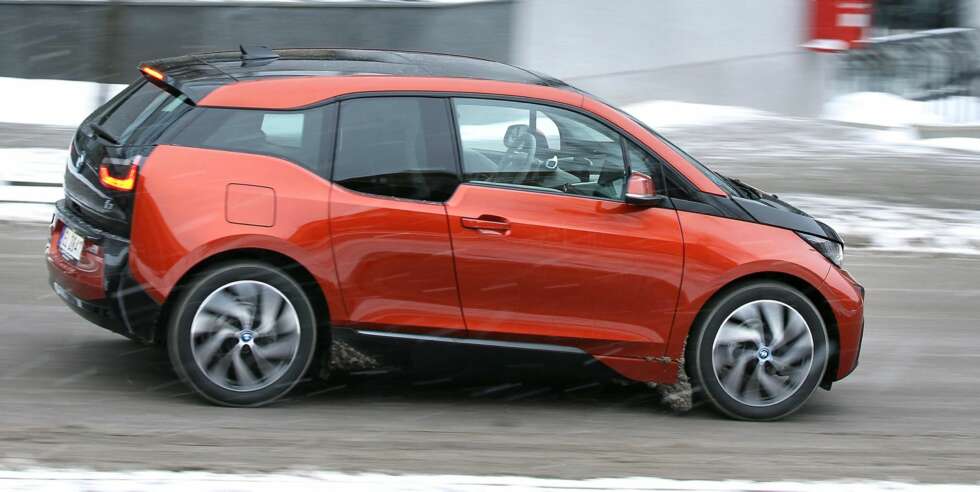 BMW i3: I minus fem grader klarte vi 116 km. Med gradestokken på 20 grader økte rekkevidden til 170 km. BMW i3: I minus fem grader klarte vi 116 km. Med gradestokken på 20 grader økte rekkevidden til 170 km.