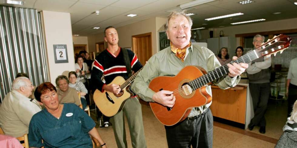 John Klemetsen levde for boksingen og sangen. I 2004 opptrådte han sammen med sønnen Ole for Else Johanne Lie på 60-årsdagen på Rovik bo- og aktivitssenter. John Klemetsen levde for boksingen og sangen. I 2004 opptrådte han sammen med sønnen Ole for Else Johanne Lie på 60-årsdagen på Rovik bo- og aktivitssenter.