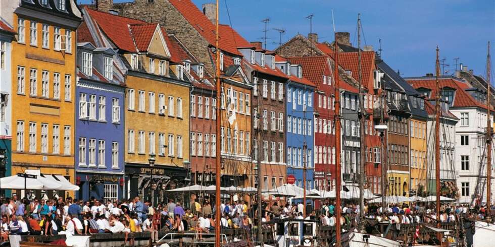 SENSOMMER: Nyt livet i København, for eksempel på en café i sjarmerende Nyhavn. SENSOMMER: Nyt livet i København, for eksempel på en café i sjarmerende Nyhavn.
