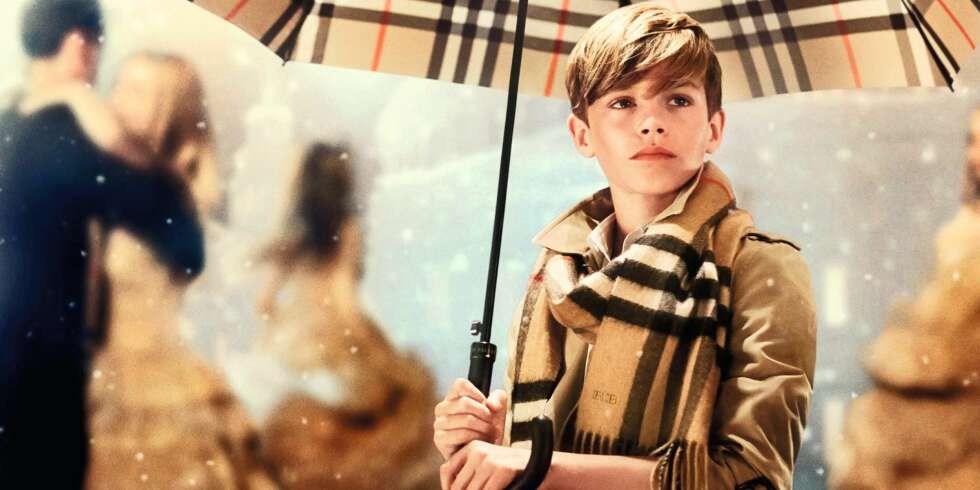 KLAR FOR JUL: Nei, det er ikke den vesle Ole med paraplyen. Det er Romeo Beckham i Burberrys nye julekampanje. KLAR FOR JUL: Nei, det er ikke den vesle Ole med paraplyen. Det er Romeo Beckham i Burberrys nye julekampanje.