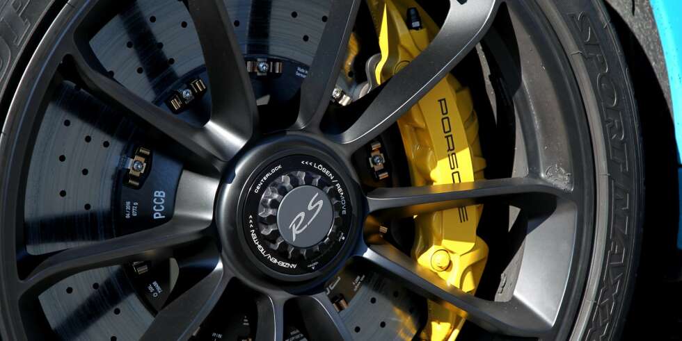 SENTERBOLT: Hjul med senterbolt ser man ikke hver dag. Porsche er kjent for gromme bremser, og i GT3 RS har de plukket fra øverste hylle. SENTERBOLT: Hjul med senterbolt ser man ikke hver dag. Porsche er kjent for gromme bremser, og i GT3 RS har de plukket fra øverste hylle.