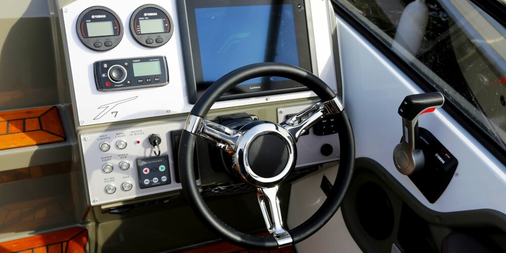 STØRRELSEN TELLER: En svær kartplotter gir følelse av glasscockpit. Det kler båten. STØRRELSEN TELLER: En svær kartplotter gir følelse av glasscockpit. Det kler båten.