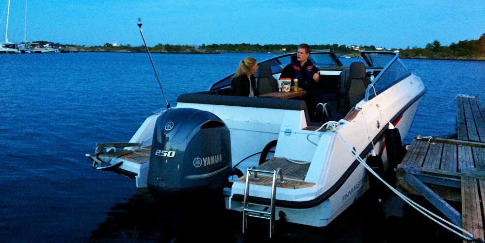 VI BLIR OM BORD: Cockpit-området er et hyggelig sted for flere enn to. VI BLIR OM BORD: Cockpit-området er et hyggelig sted for flere enn to.