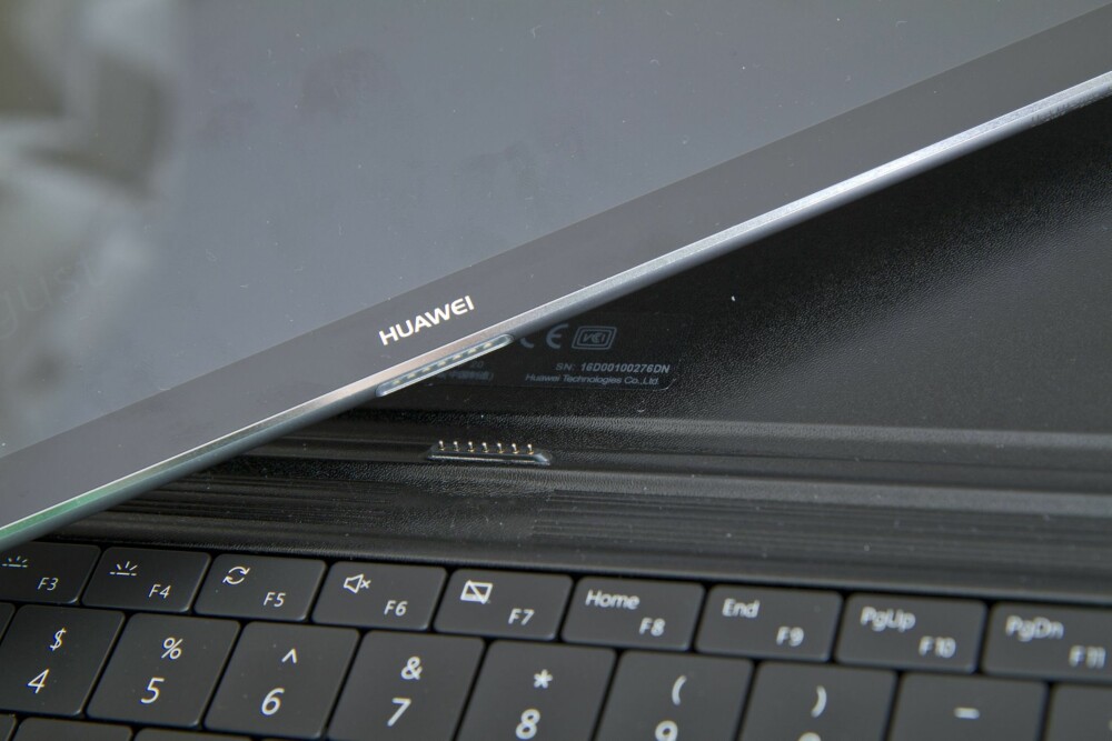 KLIKK: Tastaturet klikkes på plass i maskinen ved hjelp av magneter, og kommunikasjonen foregår via en kontakt, slik som på båder Microsoft Surface Pro og Apple iPad Pro. KLIKK: Tastaturet klikkes på plass i maskinen ved hjelp av magneter, og kommunikasjonen foregår via en kontakt, slik som på båder Microsoft Surface Pro og Apple iPad Pro.