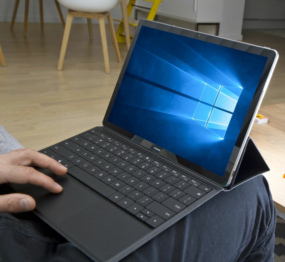VAKLETE: Tastaturløsningen er maskinens ankepunkt, og det hele blir litt vaklete på fanget – i sofaen er det visst best å bruke den som nettbrett og legge tastaturet til side. VAKLETE: Tastaturløsningen er maskinens ankepunkt, og det hele blir litt vaklete på fanget – i sofaen er det visst best å bruke den som nettbrett og legge tastaturet til side.