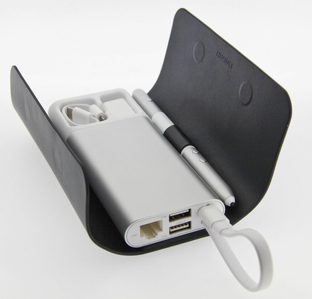 PAKKE: MateDock (ekstrautstyr) kommer i et praktisk futteral med plass til både pennen (ekstrautstyr) og adapterne som følger med selve MateBook. PAKKE: MateDock (ekstrautstyr) kommer i et praktisk futteral med plass til både pennen (ekstrautstyr) og adapterne som følger med selve MateBook.