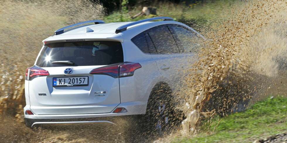 ELEKTRISK FIREHJULSDRIFT: I RAV4 er det en elmotor som alene driver bakhjulene når det er behov for det. Det er ingen fysisk forbindelse med bensinmotoren og den andre elmotoren foran i bilen. ELEKTRISK FIREHJULSDRIFT: I RAV4 er det en elmotor som alene driver bakhjulene når det er behov for det. Det er ingen fysisk forbindelse med bensinmotoren og den andre elmotoren foran i bilen.