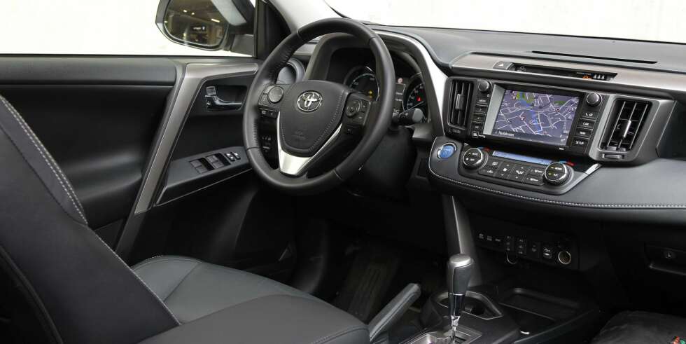 SKINN OG PLAST: For samme totalpris får du skinninteriør og et par andre ting i tillegg i RAV4. Likevel henger Toyotaen etter i kvalitetsopplevelse. SKINN OG PLAST: For samme totalpris får du skinninteriør og et par andre ting i tillegg i RAV4. Likevel henger Toyotaen etter i kvalitetsopplevelse.