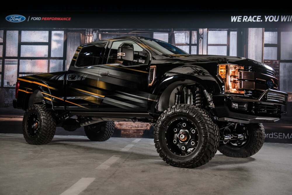 SHOCKZILLA: SEMA-messen samler USAs råeste biler. Dette er en 2017-modell Ford F-250 Super Duty 4x4 Lariat Crew Cab Shockzilla. Foto: Ford SHOCKZILLA: SEMA-messen samler USAs råeste biler. Dette er en 2017-modell Ford F-250 Super Duty 4x4 Lariat Crew Cab Shockzilla. Foto: Ford
