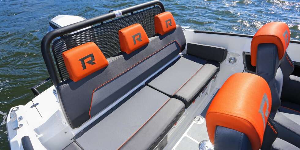 RASK DESIGN: Baksetet bærer preg av at det skal gå fortere unna enn på en del andre båter. RASK DESIGN: Baksetet bærer preg av at det skal gå fortere unna enn på en del andre båter.