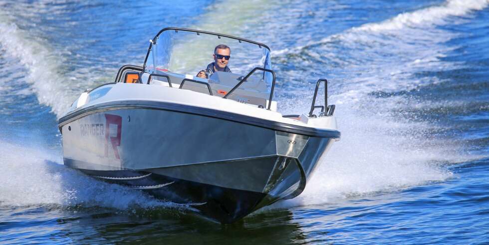 GOD FART: Fartsområdet mellom 25 og 35 knop blir nok mye brukt blant kommende Enduro 705 Ranger-eiere. Her ligger forbruket på moderate 1,0-1,2 liter per nautisk mil og støynivået på 81–84 dBA. GOD FART: Fartsområdet mellom 25 og 35 knop blir nok mye brukt blant kommende Enduro 705 Ranger-eiere. Her ligger forbruket på moderate 1,0-1,2 liter per nautisk mil og støynivået på 81–84 dBA.