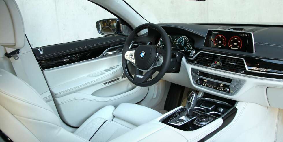 TOPPKLASSE: Sittekomforten i de silkemyke skinnsetene er upåklagelig. Det samme er lyden i Bower & Wilkins-stereoanlegget. BMW 7-serie er en milsluker av rang. TOPPKLASSE: Sittekomforten i de silkemyke skinnsetene er upåklagelig. Det samme er lyden i Bower & Wilkins-stereoanlegget. BMW 7-serie er en milsluker av rang.
